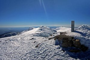 Vértice Geodésico de Cabeza de Hierro Mayor (2382 m). Bola del Mundo y la Maliciosa al fondo