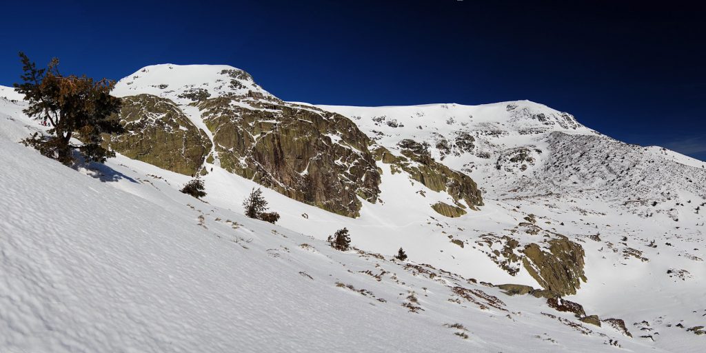 Macizo de Peñalara desde la ladera sur de Hermana Menor, a la derecha se observa parte de la segunda cubeta glaciar del Circo comprendido entre Dos Hermanas.