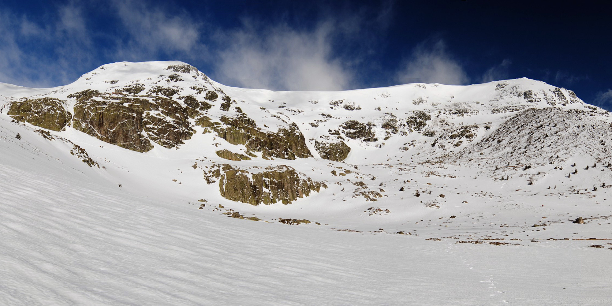 Tanto la Hermana Mayor (Izquierda) como el Pico de Peñalara (derecha) delimitan la cubeta claciar en la que se asienta la Laguna Grande de Peñalara